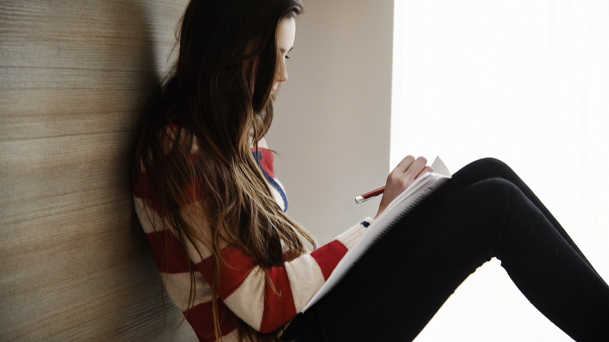 Bir liste yapin ve kontrol edin Dekoratörünüz boya yaparken her zaman yanında olamayabilirsiniz, bu nedenle yapılması gereken tüm işlerin ayrıntılı bir listesini bırakın, böylece ilerledikçe bu listeyi işaretleyebilir.