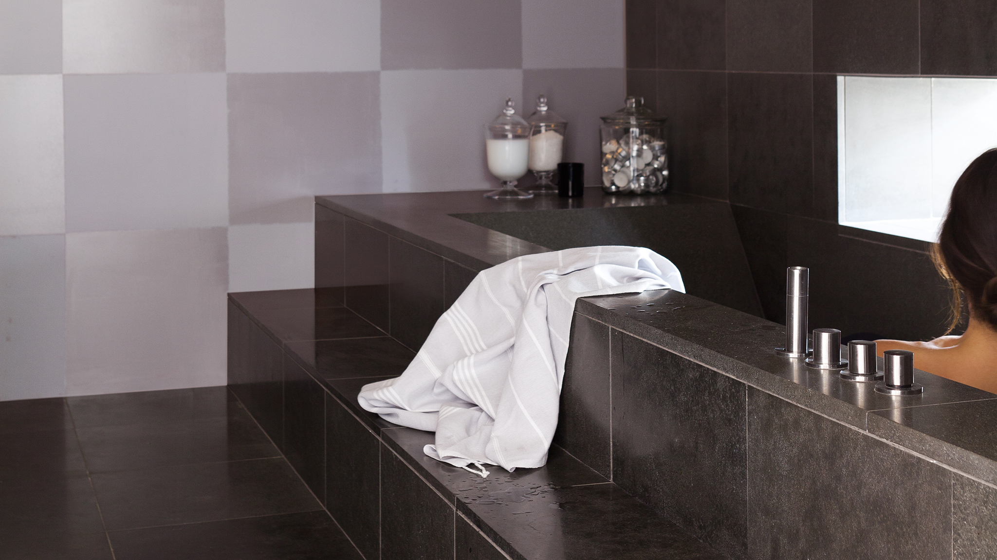 Stil sahibi gri bir banyo Gri şu anda banyolar için artarak popüler hale gelen bir renktir. En soluk güvercin grisinden en koyu barut rengine kadar bu renk tasarımınıza sofistike bir duygu eklemenin kolay bir yoludur.